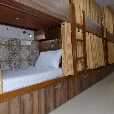 Metro Inn Dormitory Мумбаи Экстерьер фото