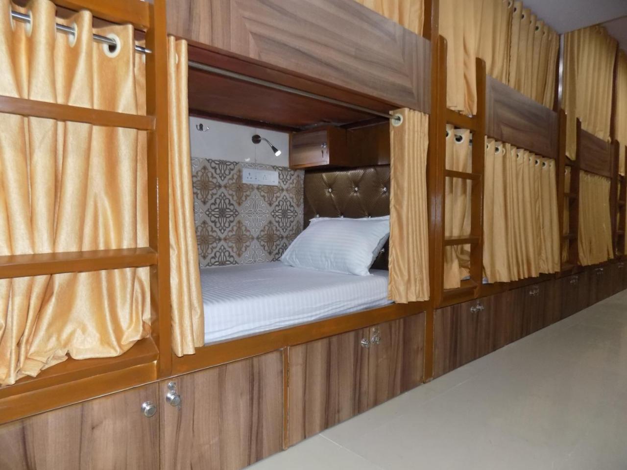 Metro Inn Dormitory Мумбаи Экстерьер фото
