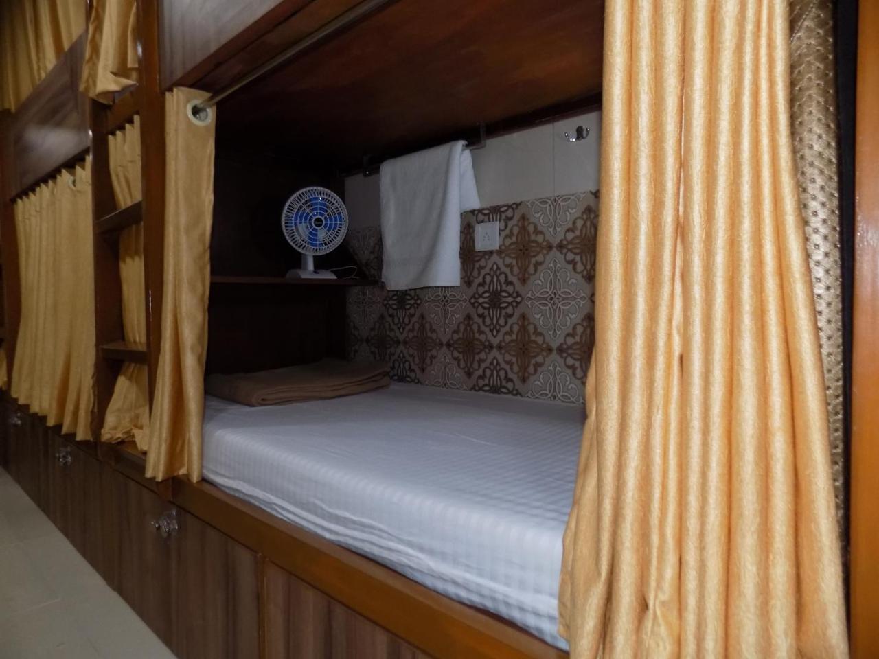 Metro Inn Dormitory Мумбаи Экстерьер фото