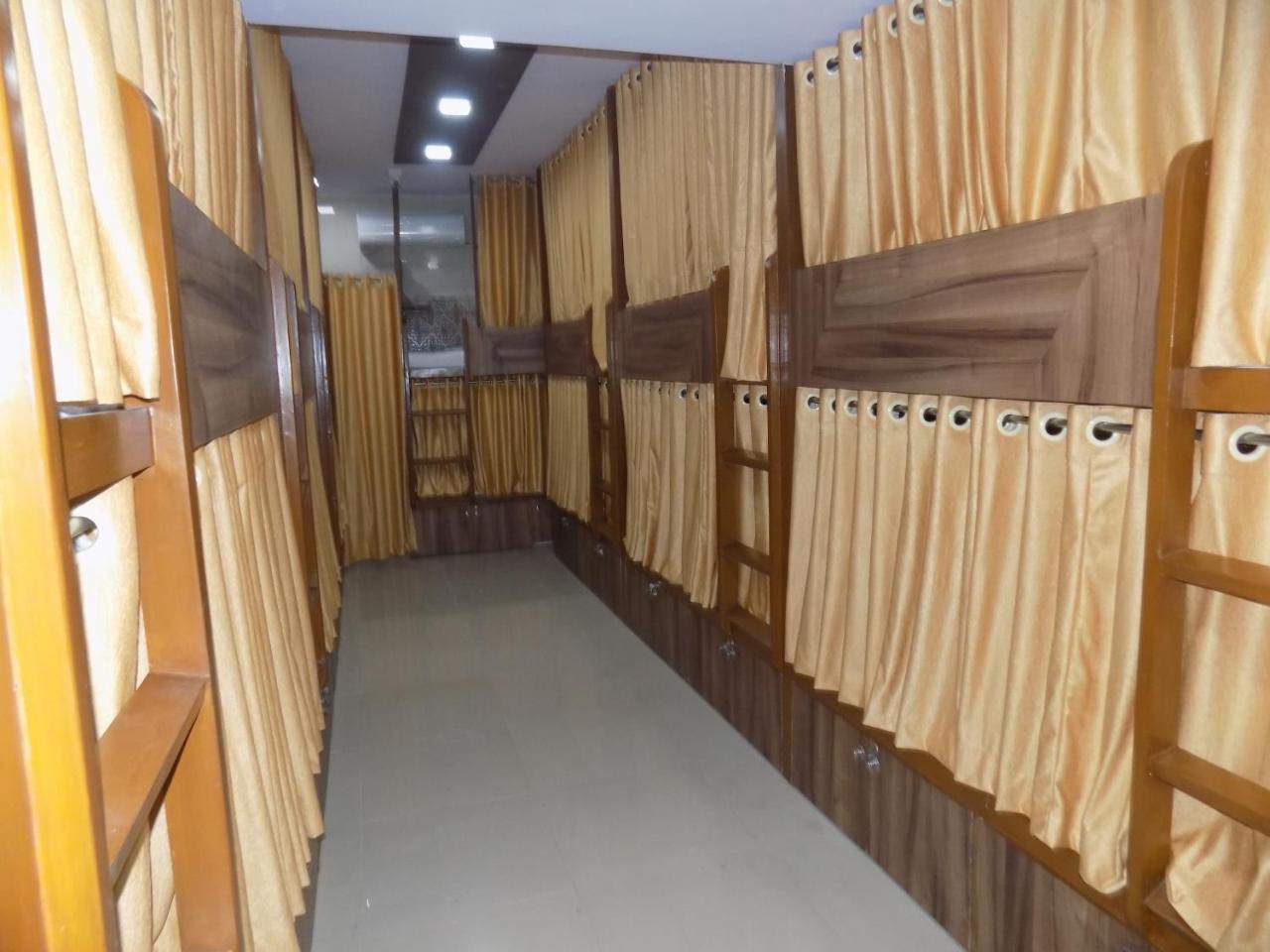 Metro Inn Dormitory Мумбаи Экстерьер фото