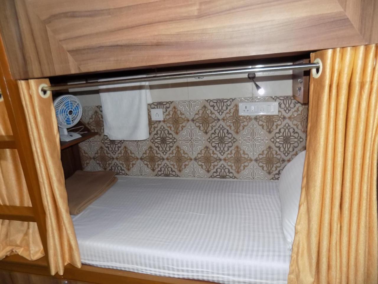Metro Inn Dormitory Мумбаи Экстерьер фото
